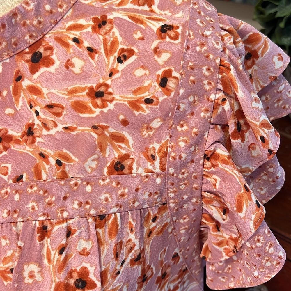 DR2 Flutter Sleeve Top - Picture 2 of 3